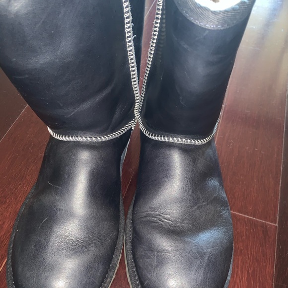 UGGS - Picture 2 of 5